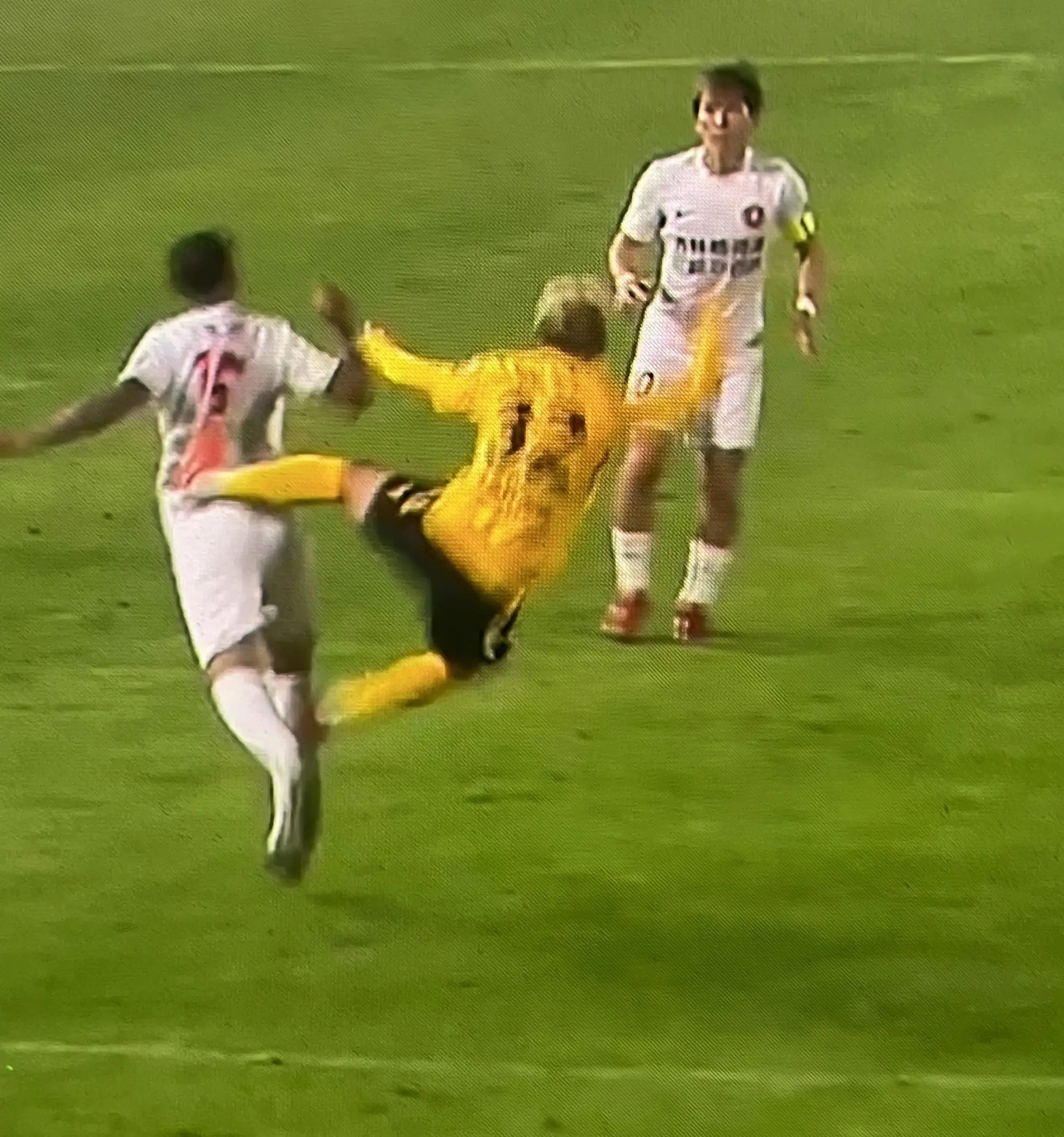 这尼玛青岛西海岸vs辽宁铁人