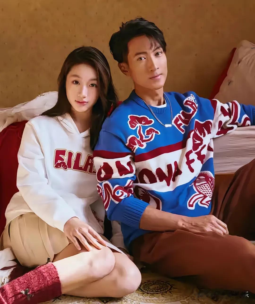 父亲长相帅气，女儿貌美如花，看着不像是父女，更像是兄妹。
父女俩一起拍杂志，互动