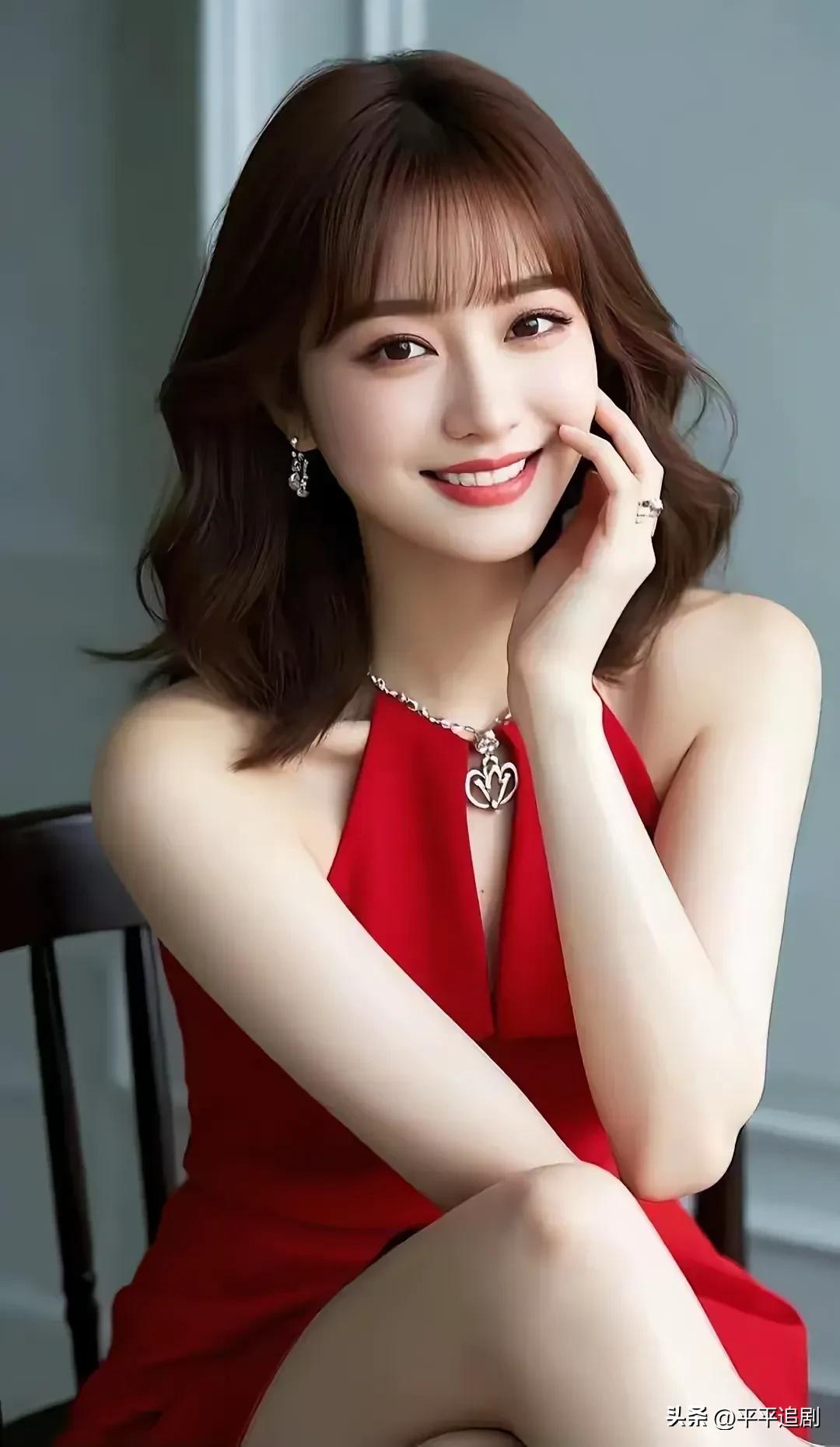 成熟稳重的美女你喜欢吗?
一抹热烈红裙，撞进满室温柔，笑起来的时候，连风都变甜了