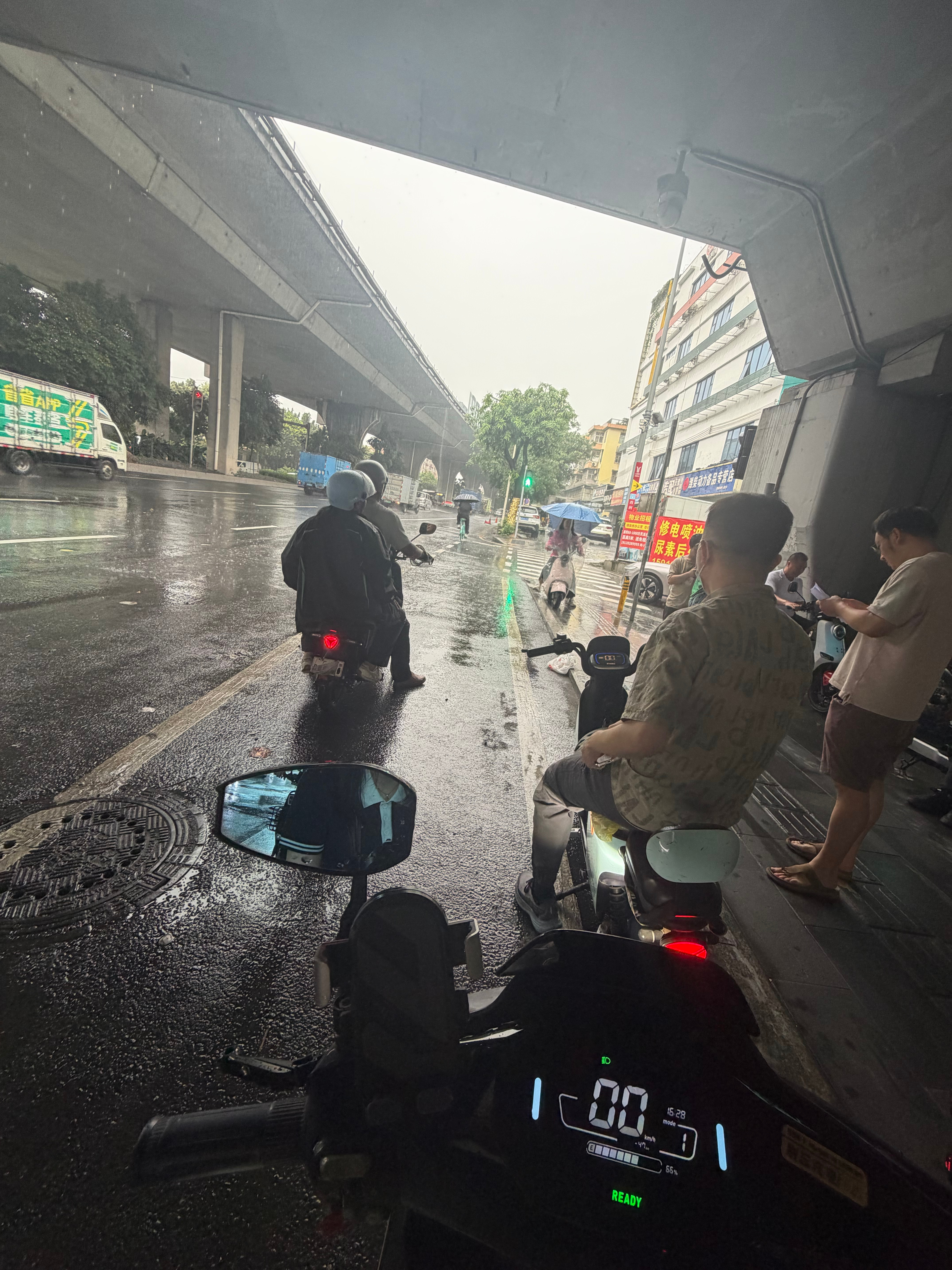 开到半路下雨，没招了家人们 