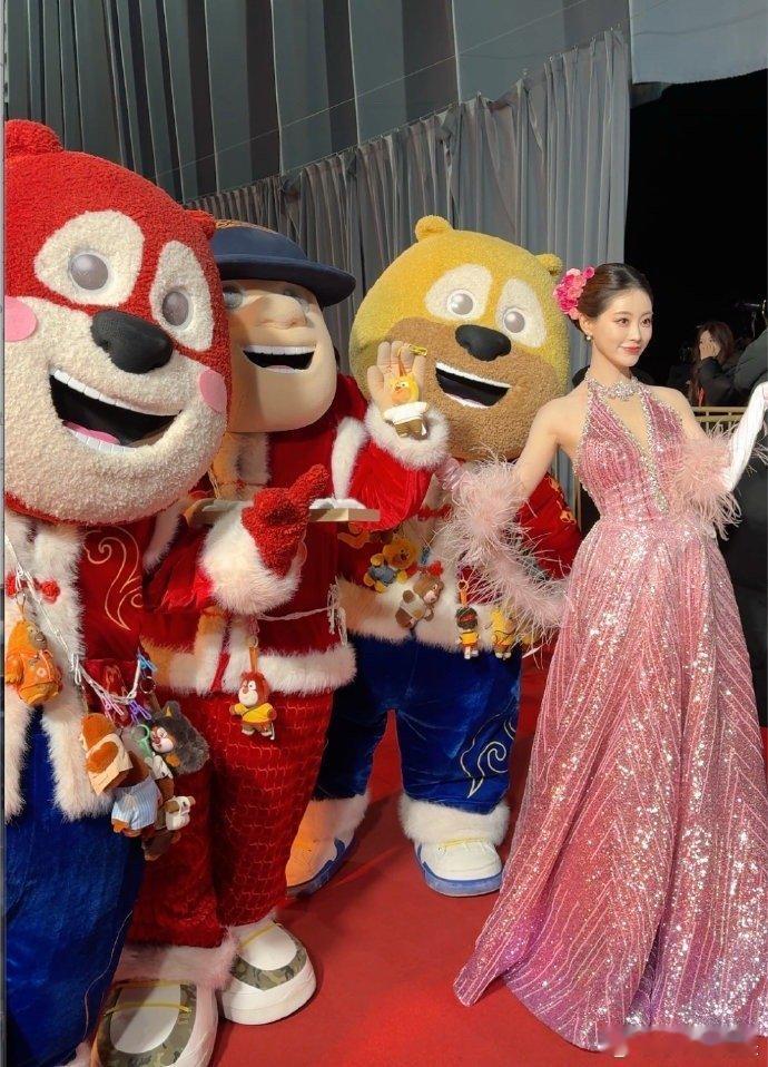 熊出没在微博之夜卖霉豆腐霉豆腐成微博之夜最潮打卡！众星接力手切豆腐，熊强三兄弟成