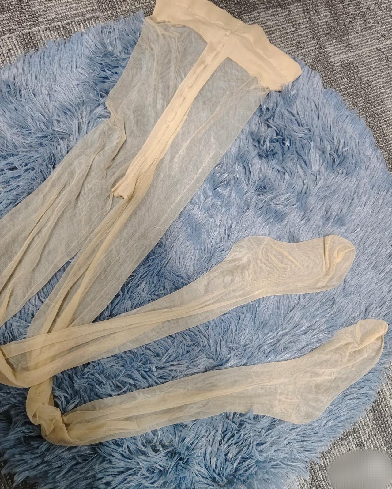 风雨自有归期，万事皆有回甘，慢慢来，你要的都在途中。
今日ootd：连衣裙+肉丝