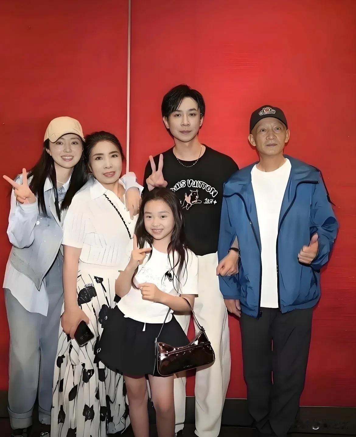 董璇妈妈有一种传统观念下的自卑感，觉得女儿离了婚带着孩子低男方一头，而董璇潜意识