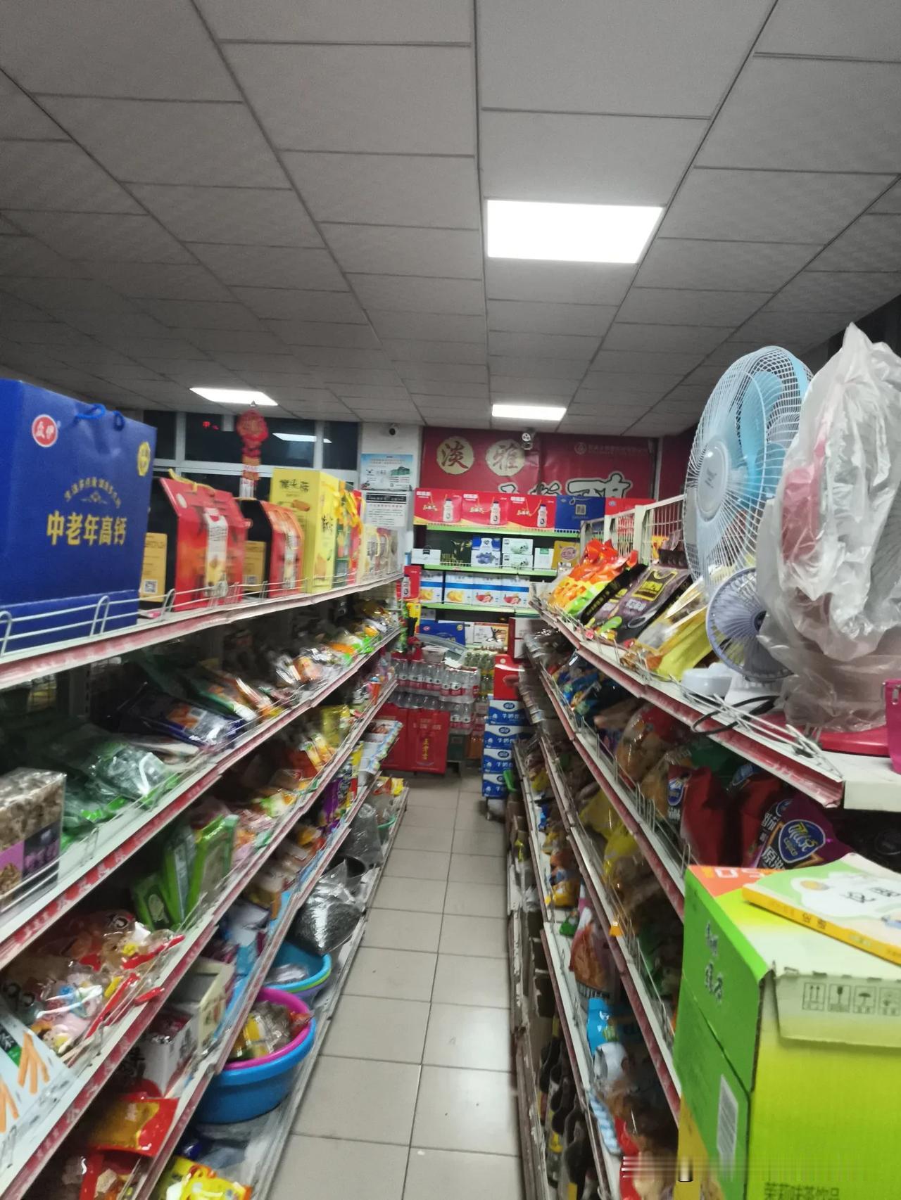 开实体小商店是真的苦。
就像网友说的，以前以为开店轻松，钱自动来。但现实是，线上
