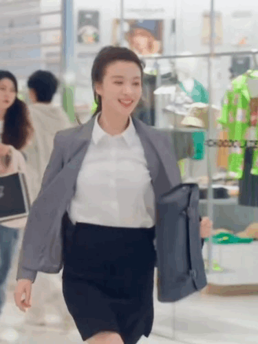 奔跑起来的王楚然活泼的像一只小兔子。利落的西装外套随着轻快的步伐微微扬起，束起的