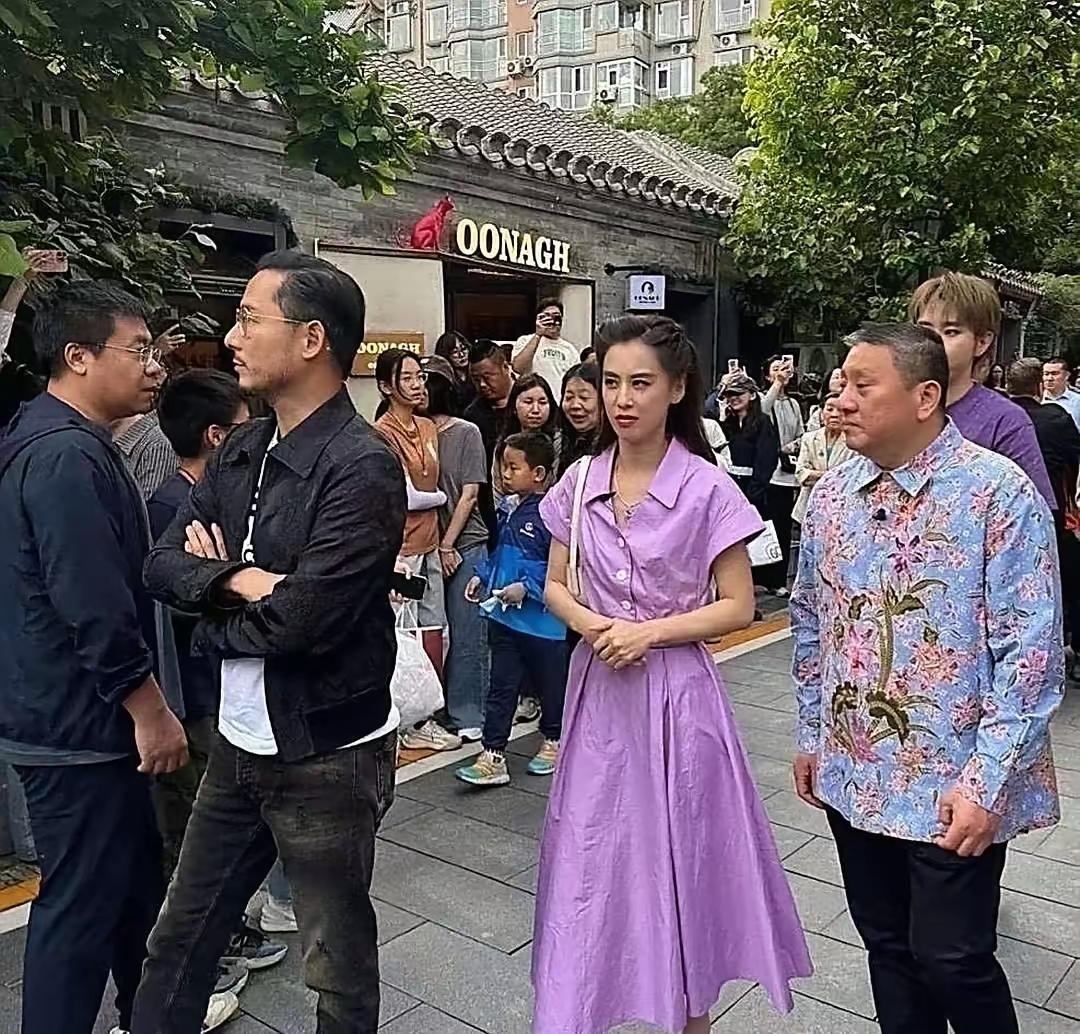谁懂线下偶遇黄圣依的直观冲击！平日里刷她红毯写真，精致妆容搭配专业打光，明艳贵气
