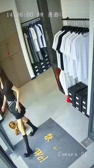 服装店的一名年轻女子也不知道她究竟是看到什么了？
只见她非常兴奋的正准备出门。