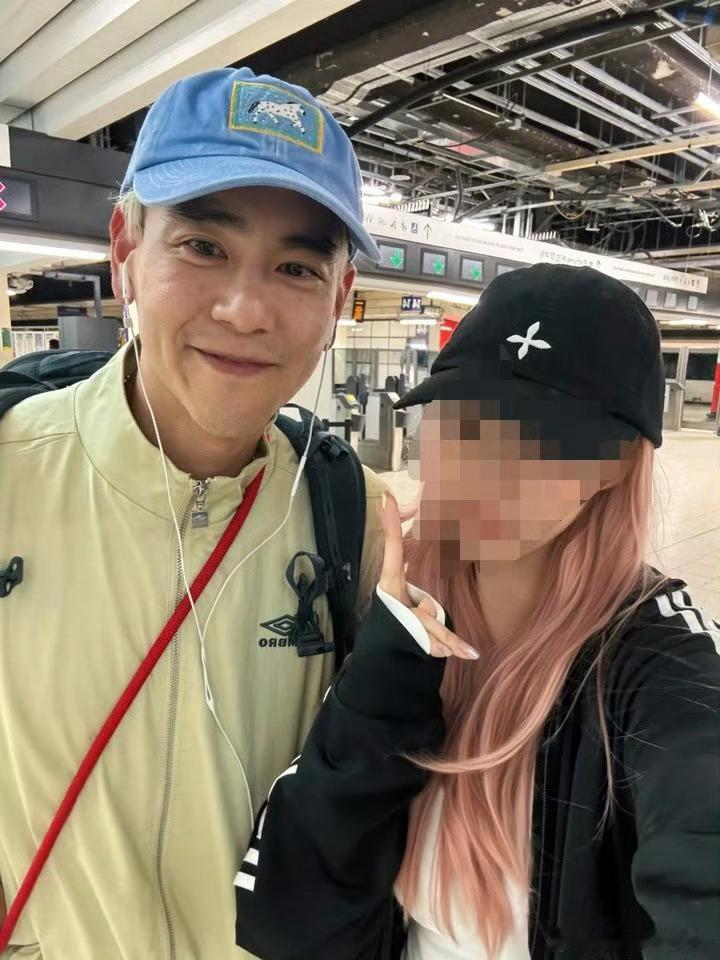 彭于晏晒斑 网友分享跟彭于晏的合拍照片，镜头里彭于晏状态绝佳，脸型小巧且神采奕奕