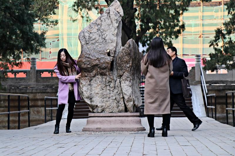 李治和武则天之间算爱情吗？这还真不好说。
李治19岁、武则天23岁时，在李世民病