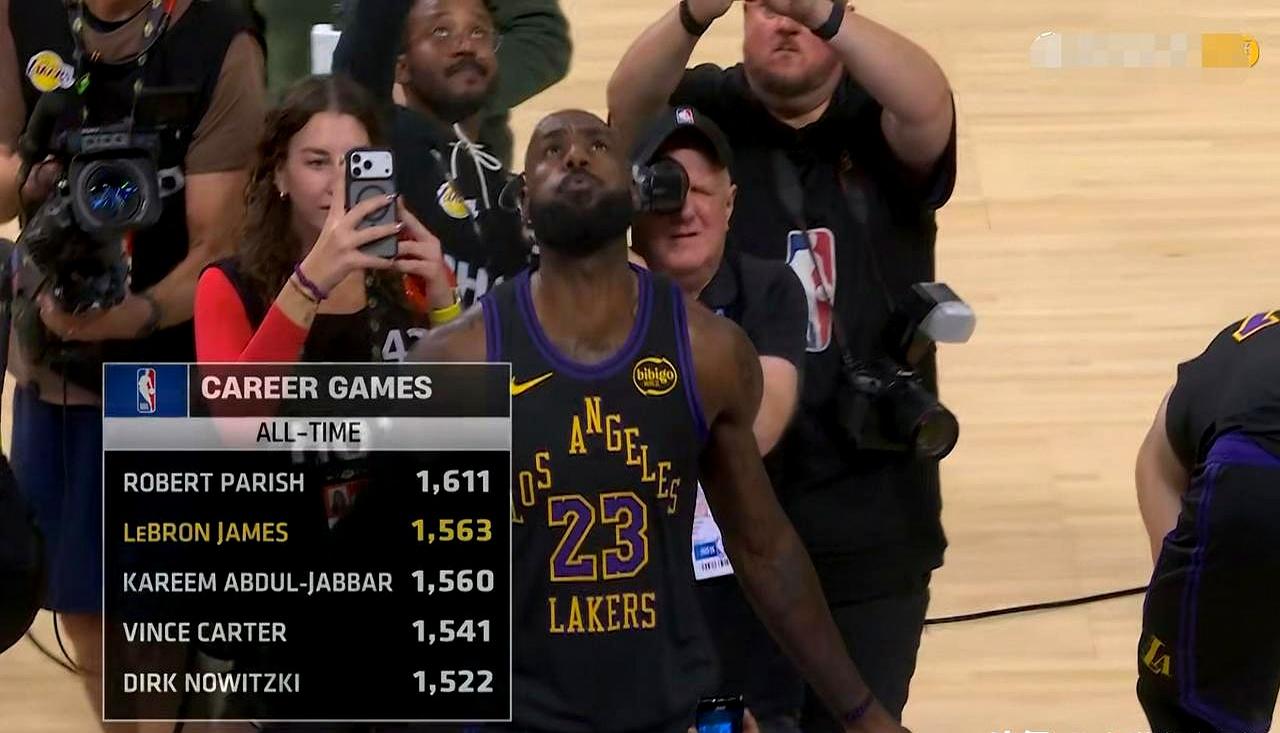 湖人打爵士赛前，40岁的老詹突然又做起了抛镁粉的老动作。有人说这是致敬科比四周年