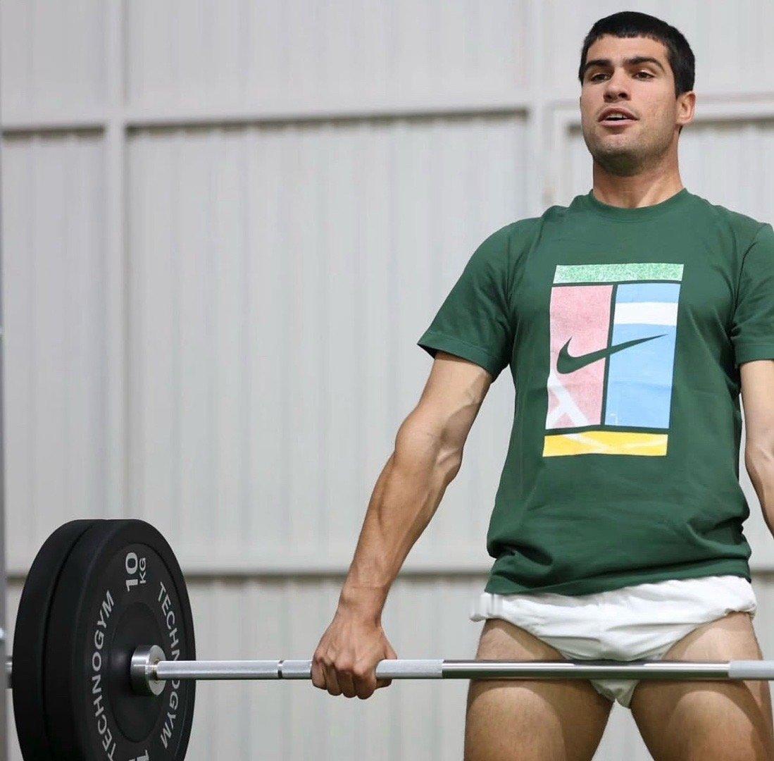 看到一条评论：阿尔卡拉斯总能把短裤穿出成人纸尿裤的感觉。”一旦接受了这个设定