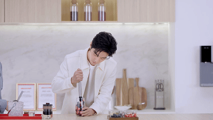 和肖战沉浸式体验净水生活 肖战化身饮品师，用安吉尔黄金比矿物质饮水机制作专属果茶