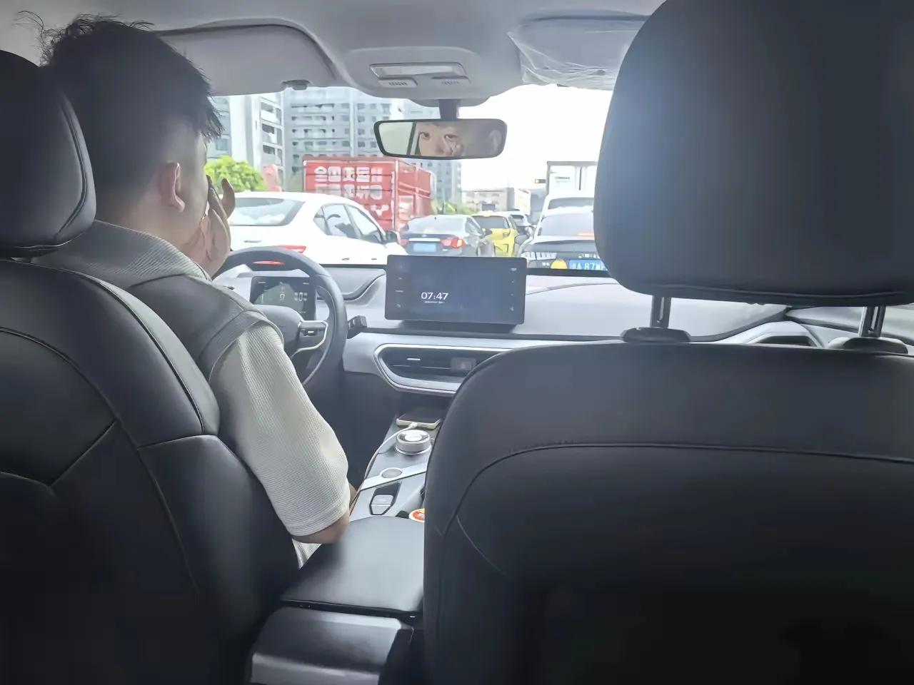 挺感慨的，一个本科大学生，现在每天被逼只能开滴滴。
一问之下，他每天早上7点开始