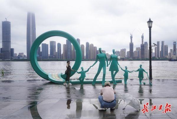 【长江汉口站水位逼近25米设防线 武汉发布洪水蓝色预警】受连续降雨及上游来水影响
