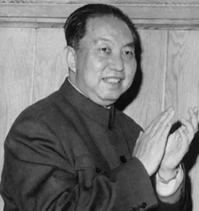1974年3月，时任中央政治局委员的华国锋，独自骑车去北京166中学参加女儿苏莉