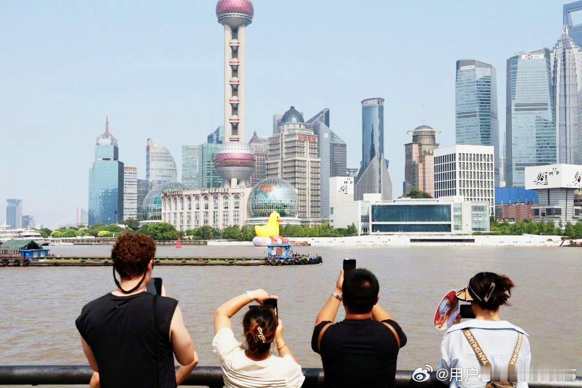 #中国年轻人不再视美为发展典范# 中国崛起，本土魅力尽显。年轻人见证，不再独尊美