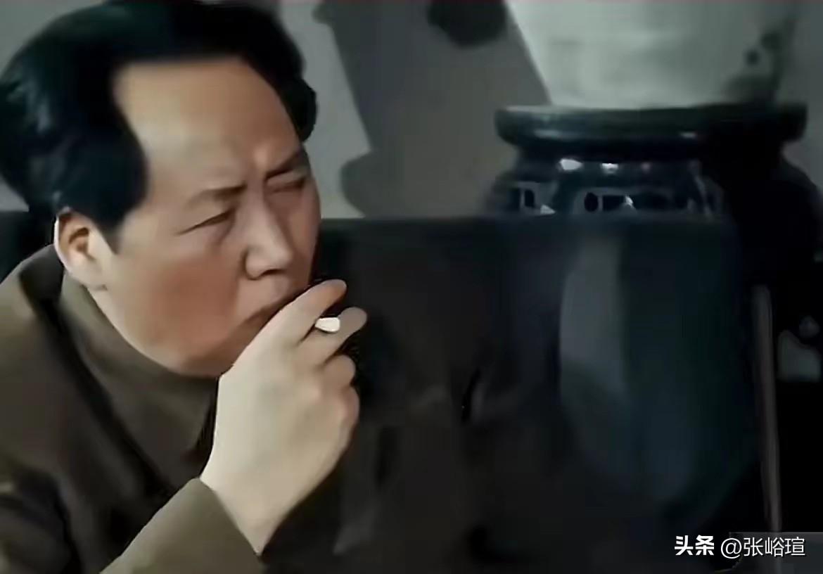每临大事，毛主席常点上一支烟。在烟雾缭绕中冷静分析、统筹全局，香烟仿佛是他凝神思
