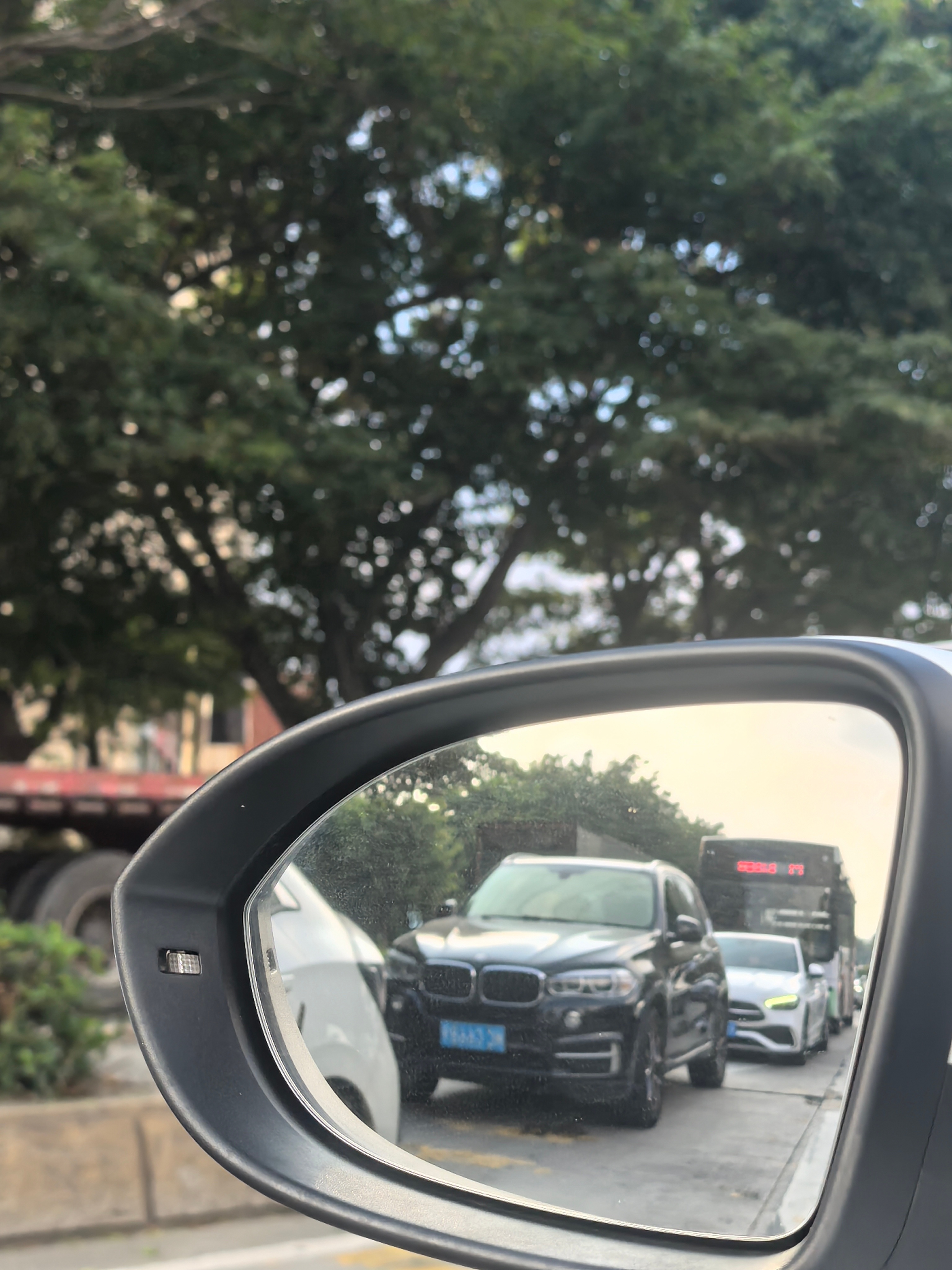 上班的路上，开车遇到红绿灯。想想大部多数人生也是这样，走一段路，就要停下来一会。