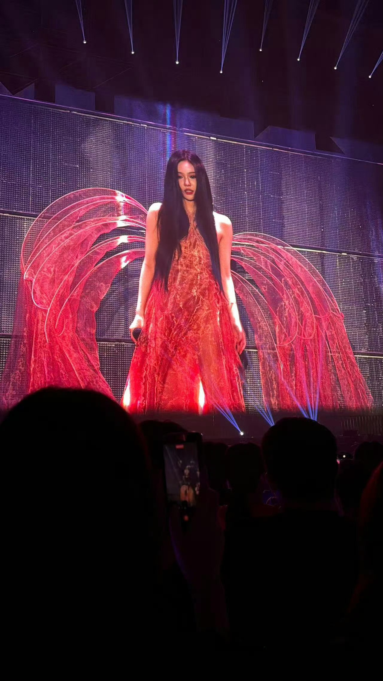首尔演唱会宁艺卓solo上身Iris van Herpen 2025秋冬高定宁艺