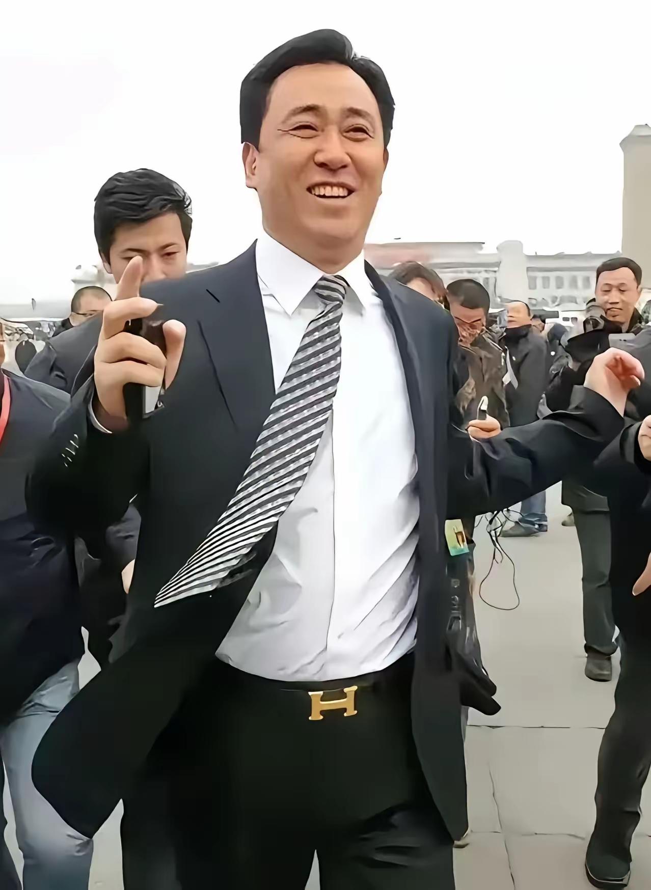 许家印判若两人，头发眉毛全白了，人居然还胖了点……
 
眼见他起高楼，眼见他宴宾