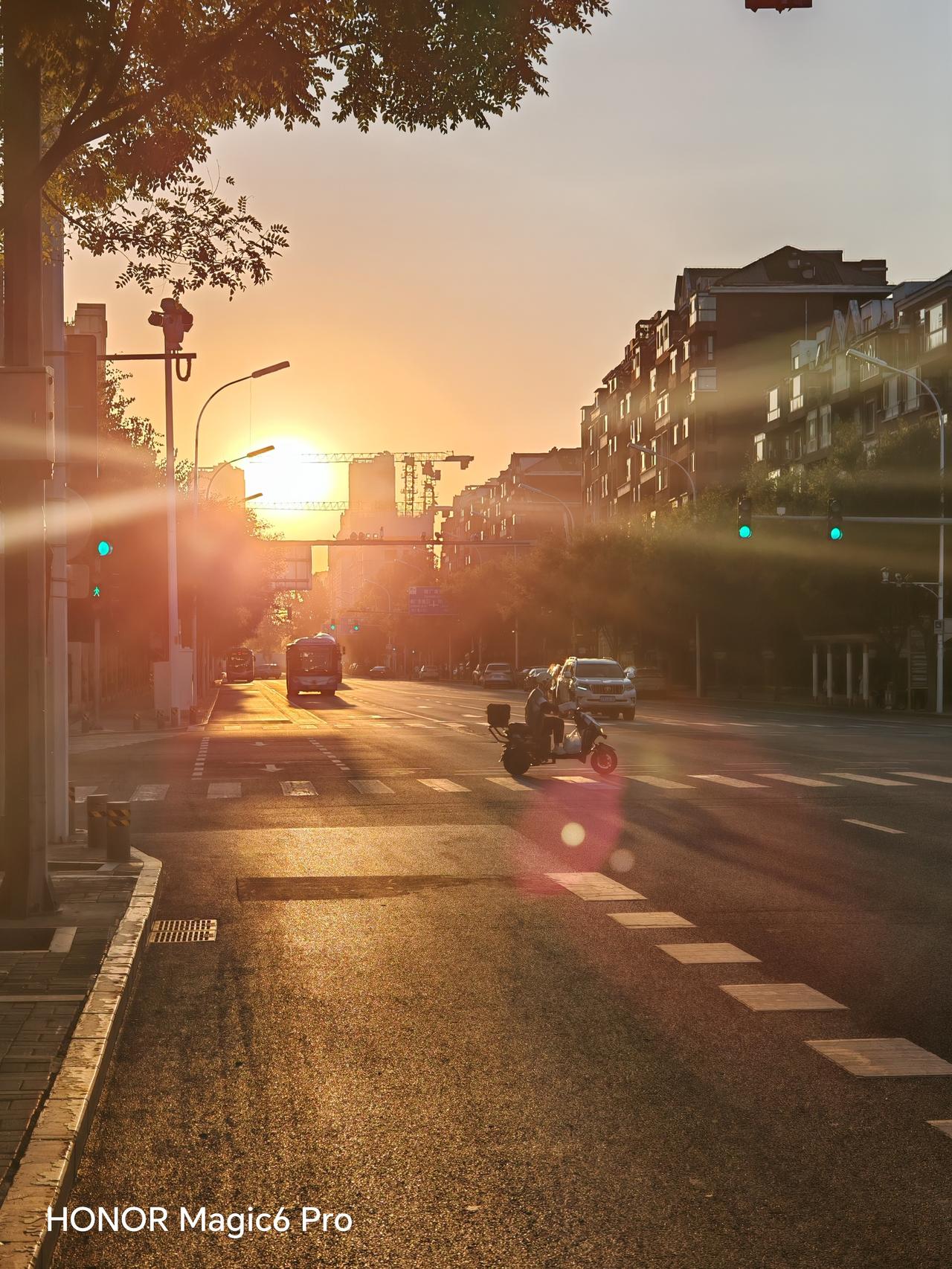 夕阳余晖照，城市灯火明。北京通州天空之城打卡夕阳西下