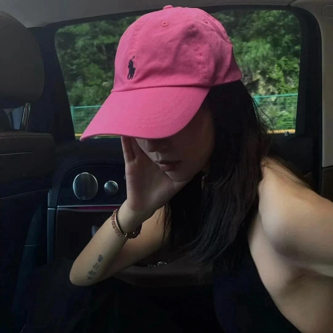 “ 你是不是也经常这样  独自一个人咽下所有悲伤和委屈  见人还要微笑着  装作