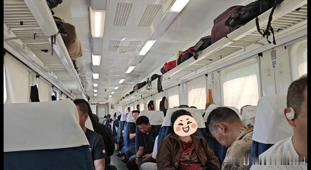 列车上感人的一幕
        2026年5月15日，我乘坐K1394次列车从