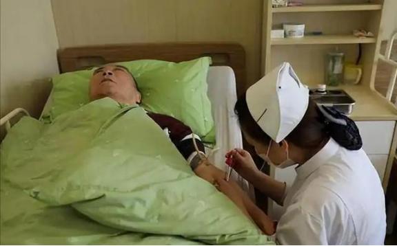 很多人认为风湿病不过是关节疼痛，或者手指变形。医生告诉我们，风湿病的可怕之处远不