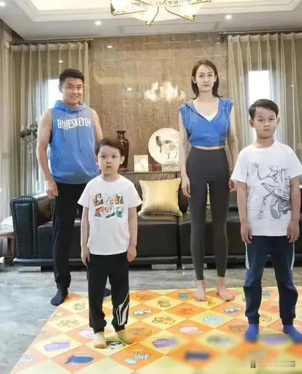 还记得曾经王皓反对妻子参加节目吗？
两个儿子都这么大了，都像爸爸，这是王皓遗传基