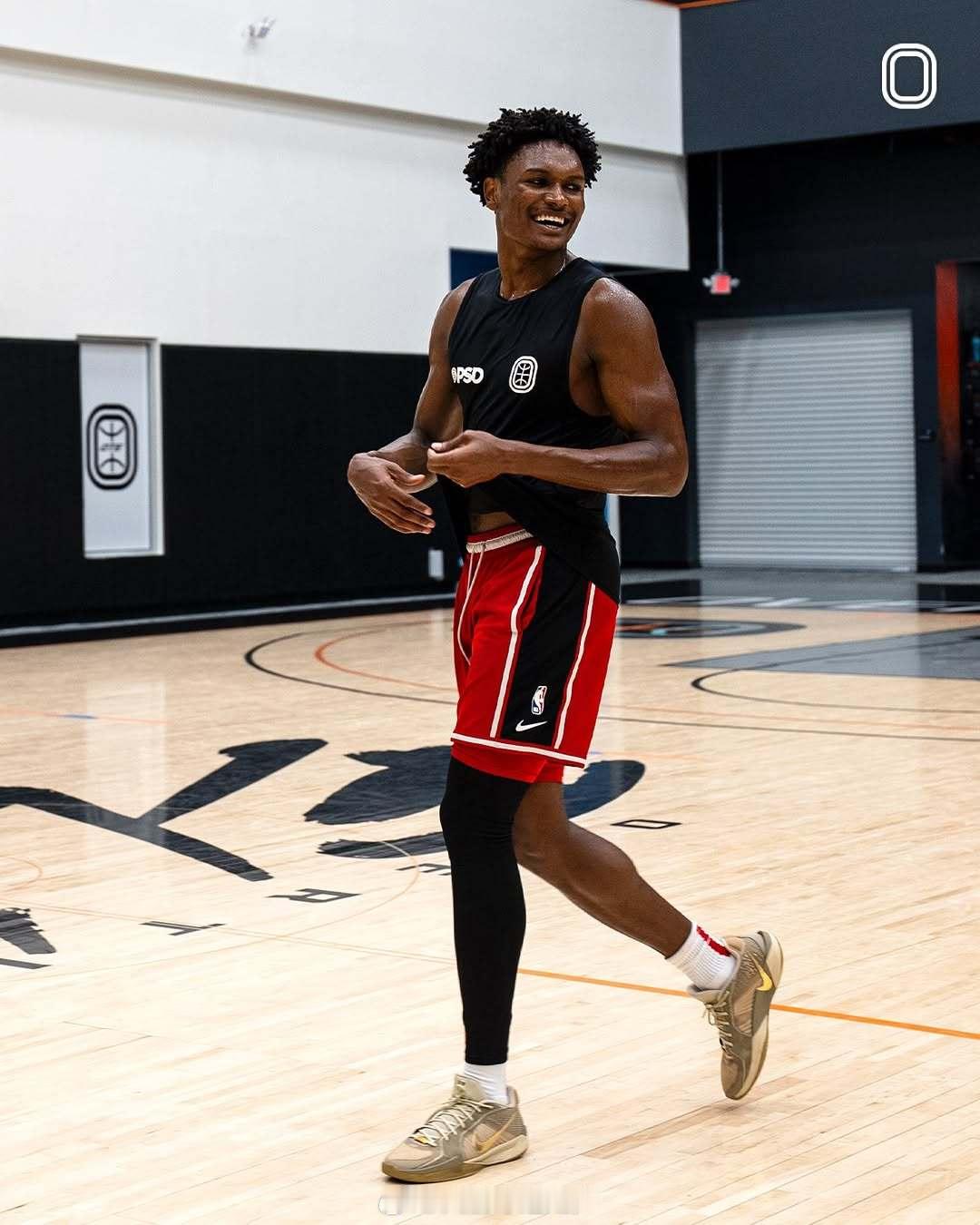 OTE官方晒阿门在OTE训练照阿门汤普森休斯顿火箭NBA吐槽大会 ​​​