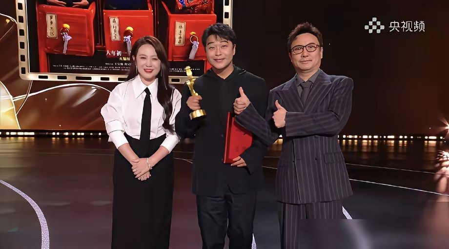 沈腾，扛着400亿票房，结果在百花奖，101个评委，直接给他干了个0票。就离谱。