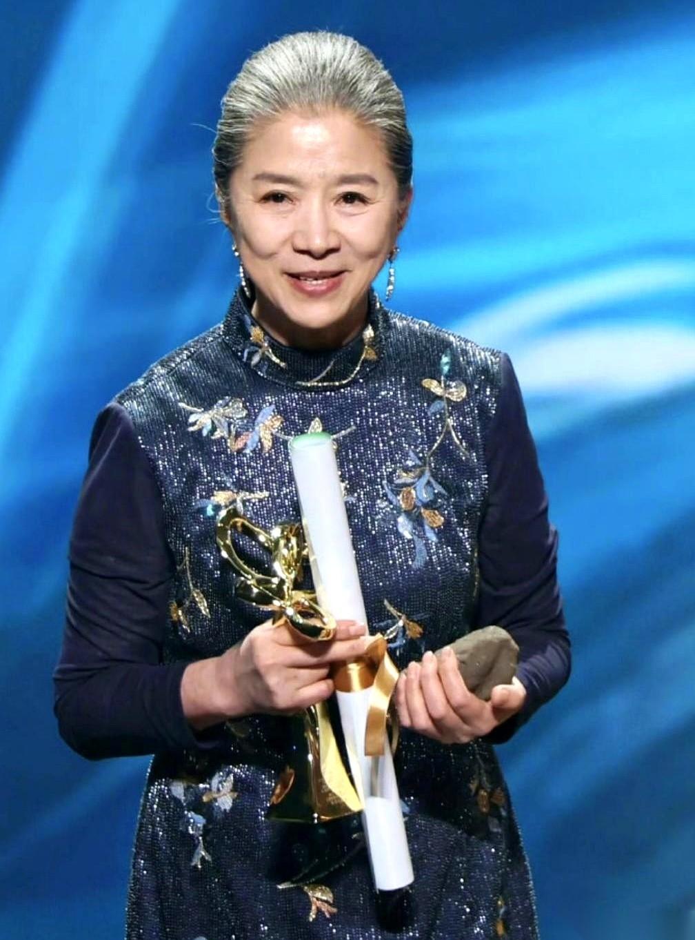 66岁，换做普通老太太，早就在小区广场舞称霸，或者带孙子累得腰酸背痛了。
但昨晚