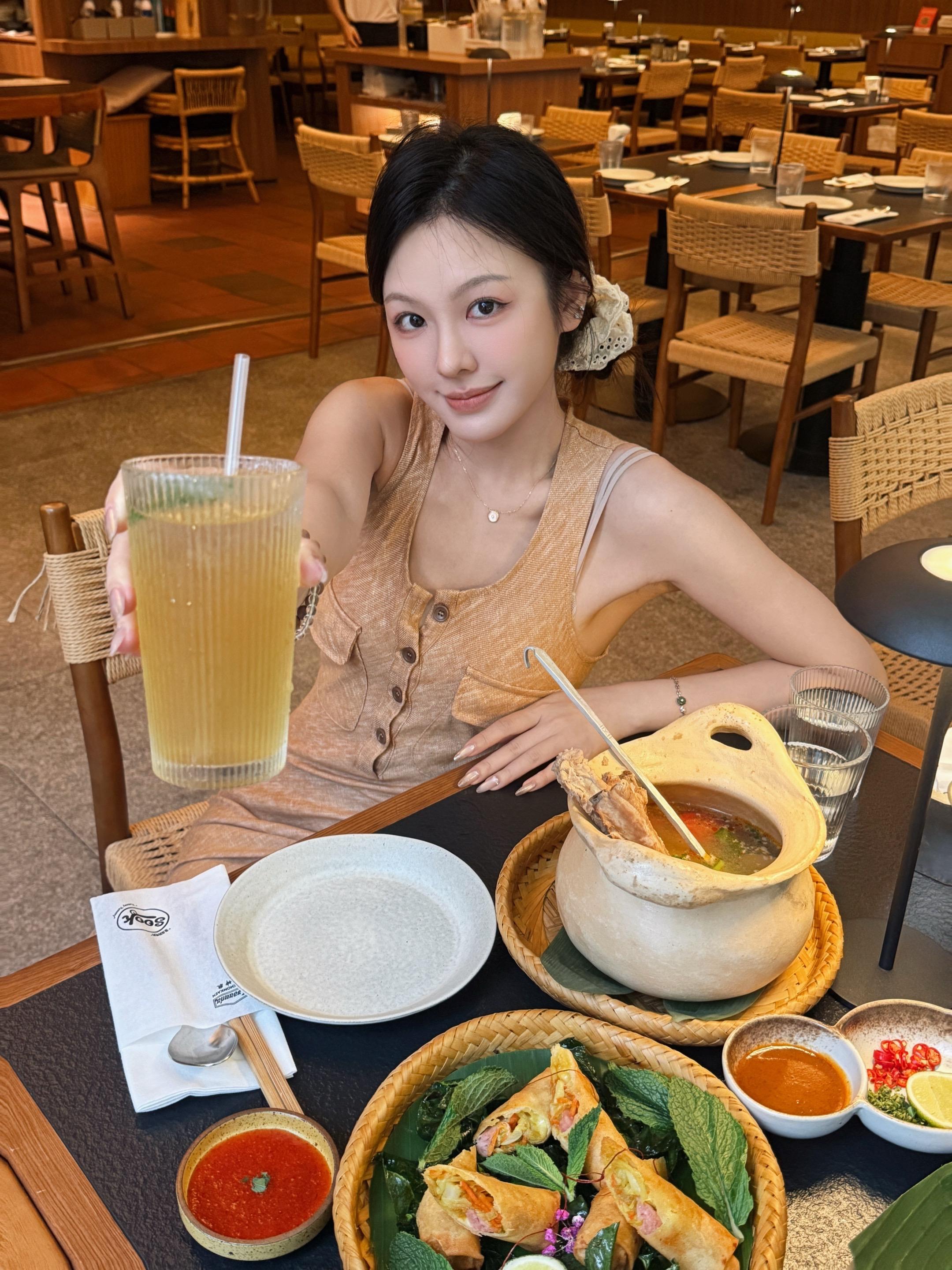 和泰式松弛感碰个杯吧🥤 刚坐下我还以为我还在泰国度假🌴 暖乎乎的木...