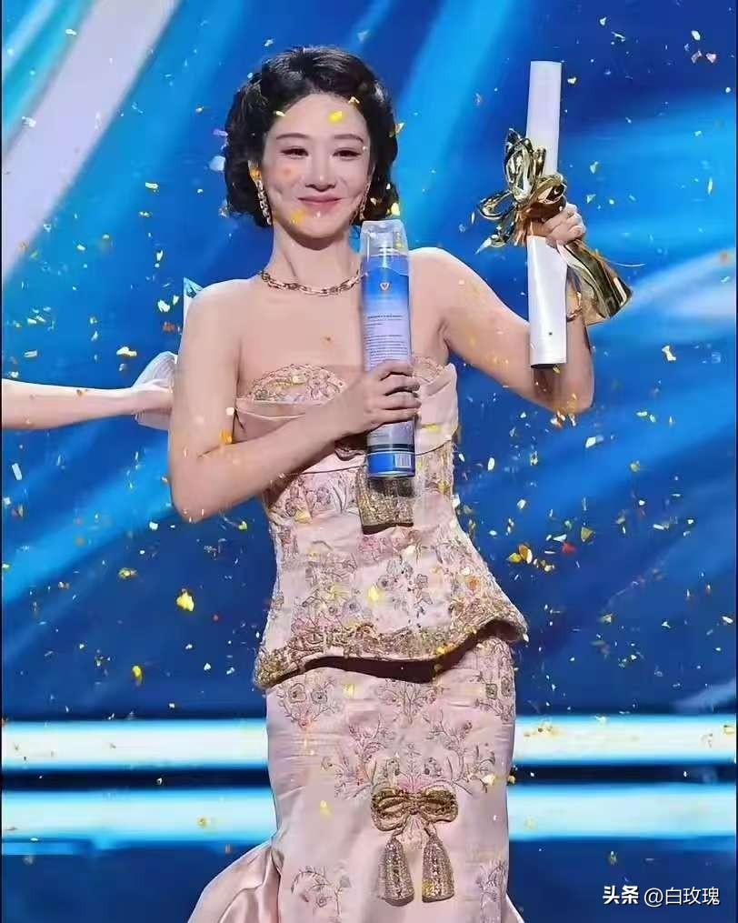 杨紫封白玉兰视后为啥爆哭？
其实原因就3点：
 
憋了九年的那口气，终于可以吐出