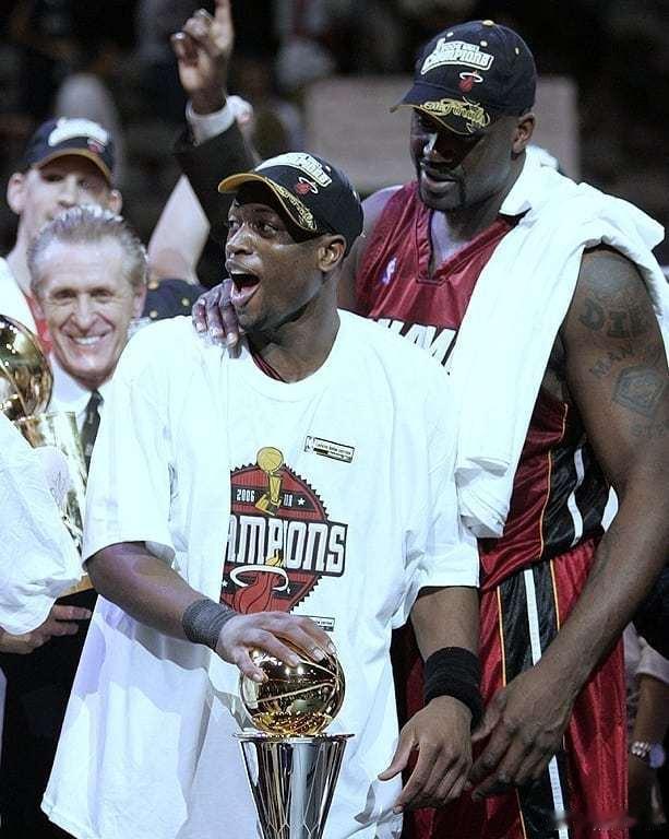 梦回2006。奥尼尔和韦德再次并肩坐在热火采访席。奥尼尔笑着说：“昨晚我们碰面时