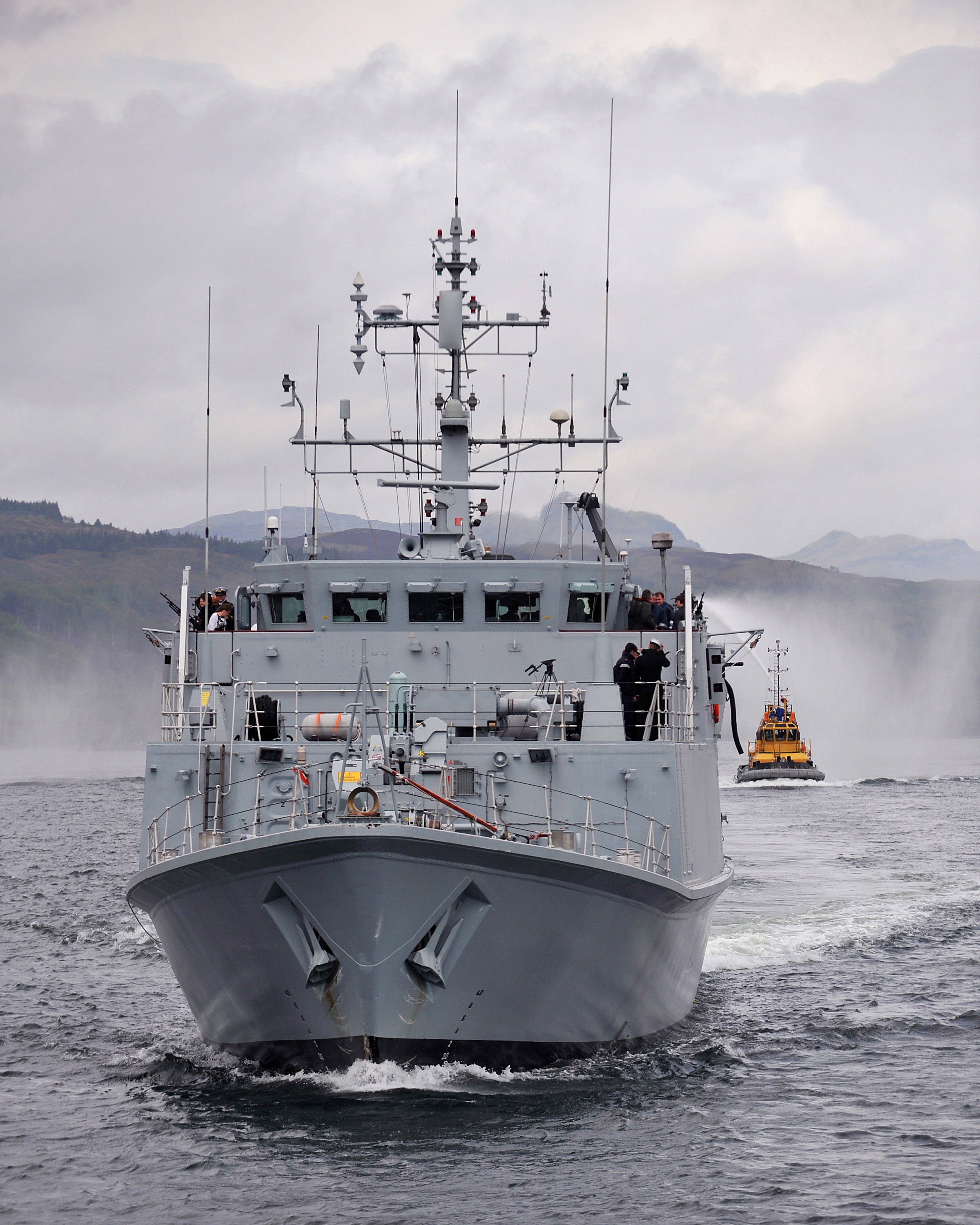 霍尔木兹海峡运输停滞在美国总统特朗普今日宣称英国等国将派遣扫雷舰前往中东，协助重