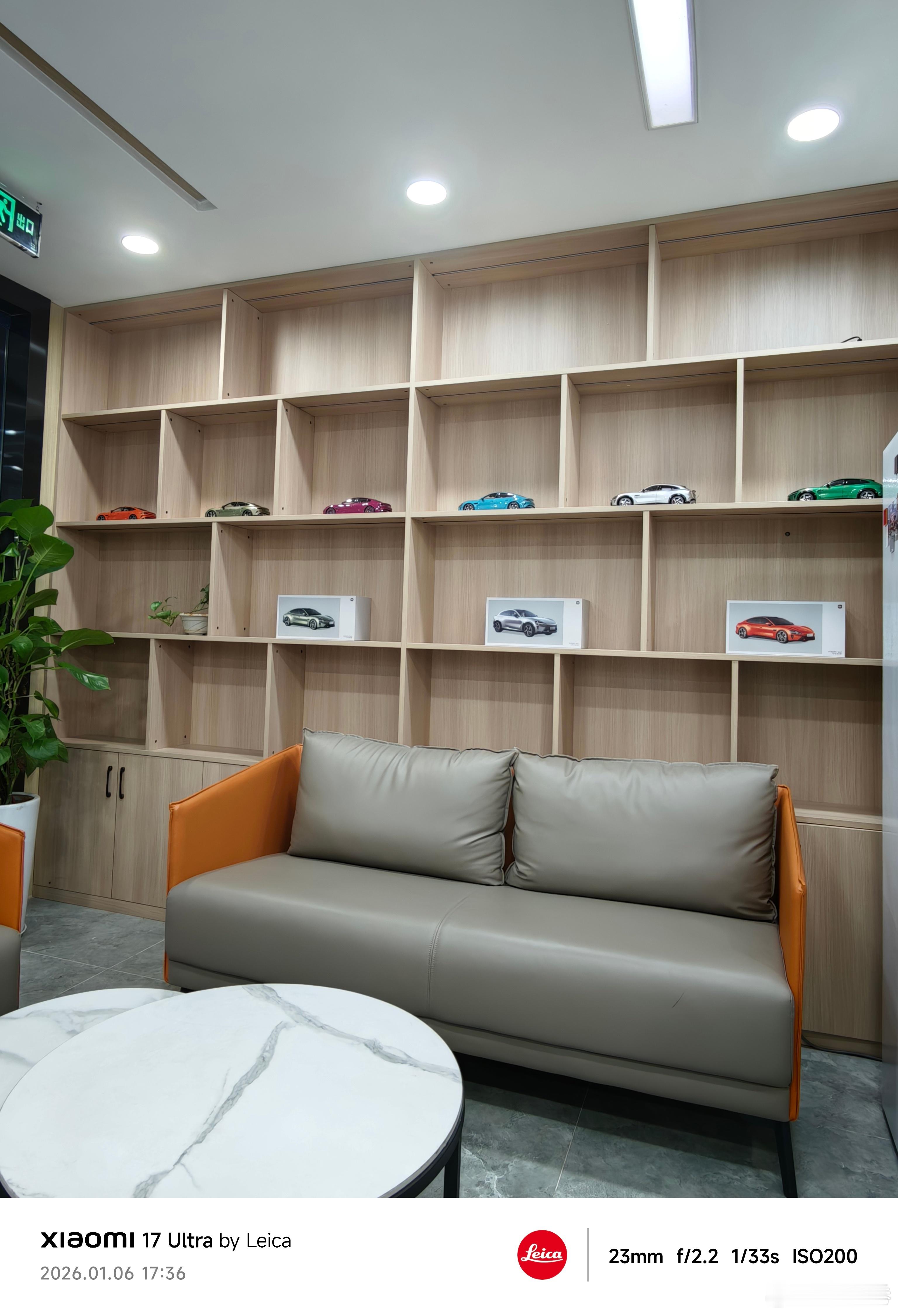 我把办公室的摆件全部换成了小米汽车，你们觉得这样留白好看，还是摆满了好看？我的日