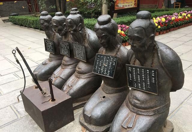 秦桧老婆犯了什么错? 正史并没有秦桧老婆害岳飞的证据，为什么跪像有她？难道是为了