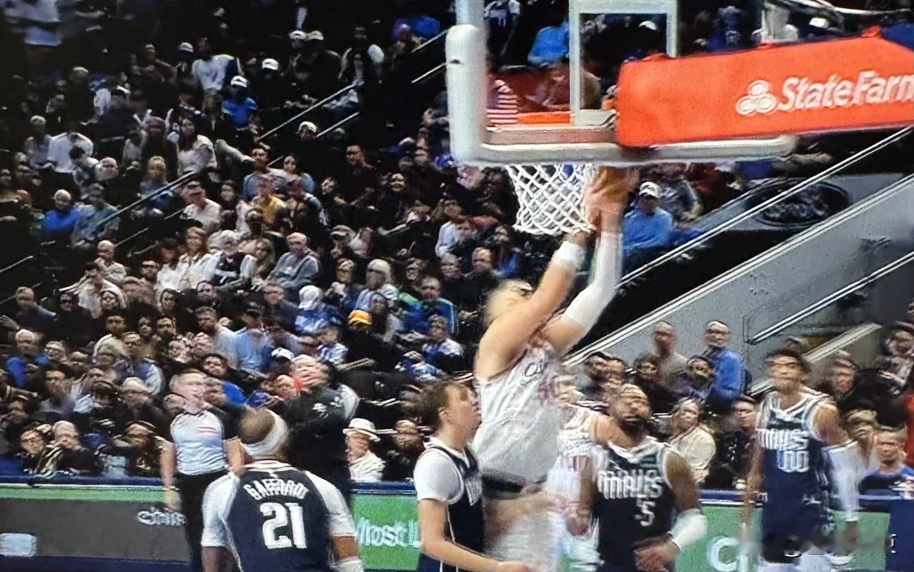 对快船和独行侠比赛球员评分：
教练基德～3分～战术安排匪夷所思，只能耍小聪明……