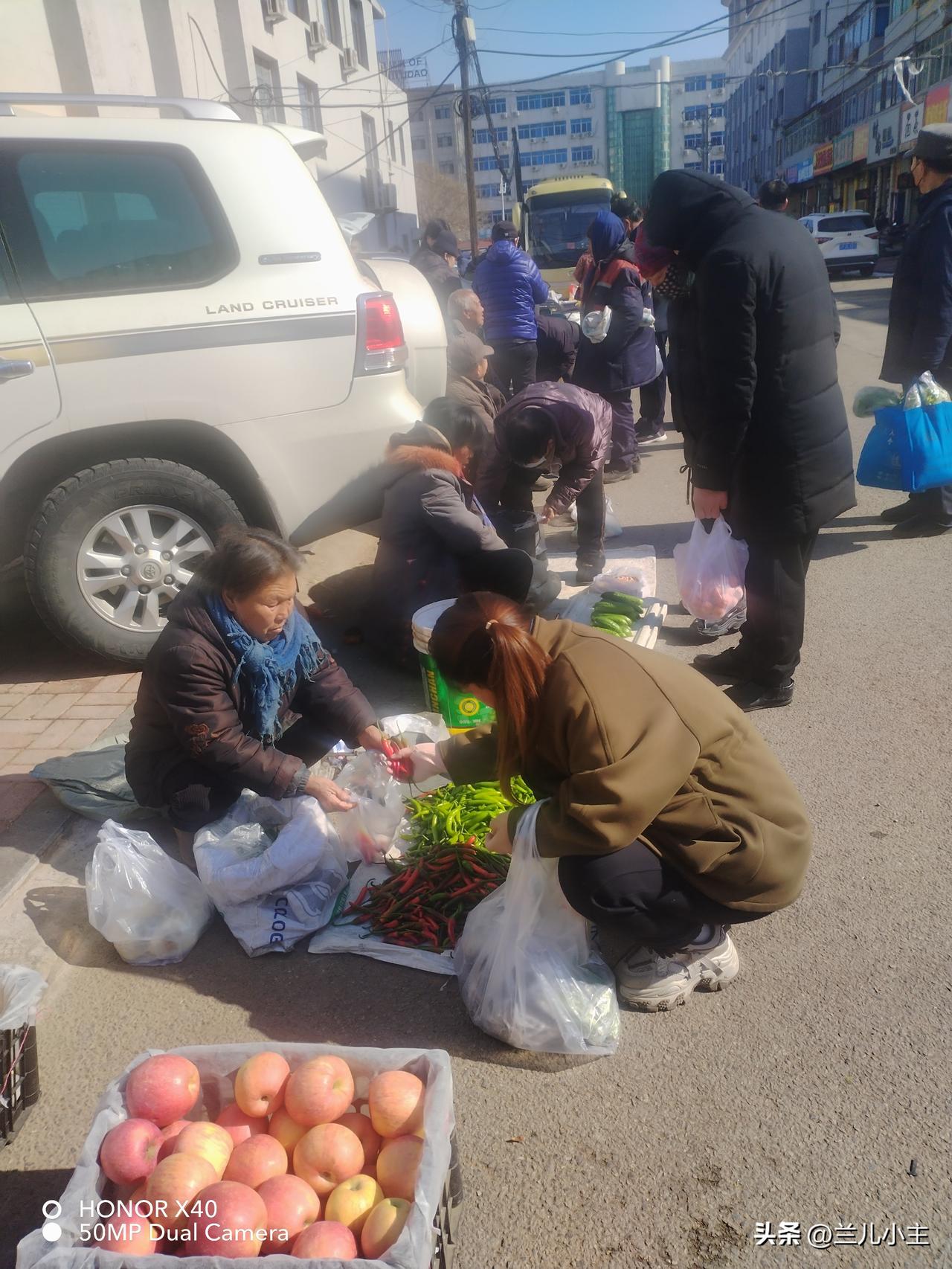 今天黄瓜卖的超级快，我也买了一斤半，花了三块钱。