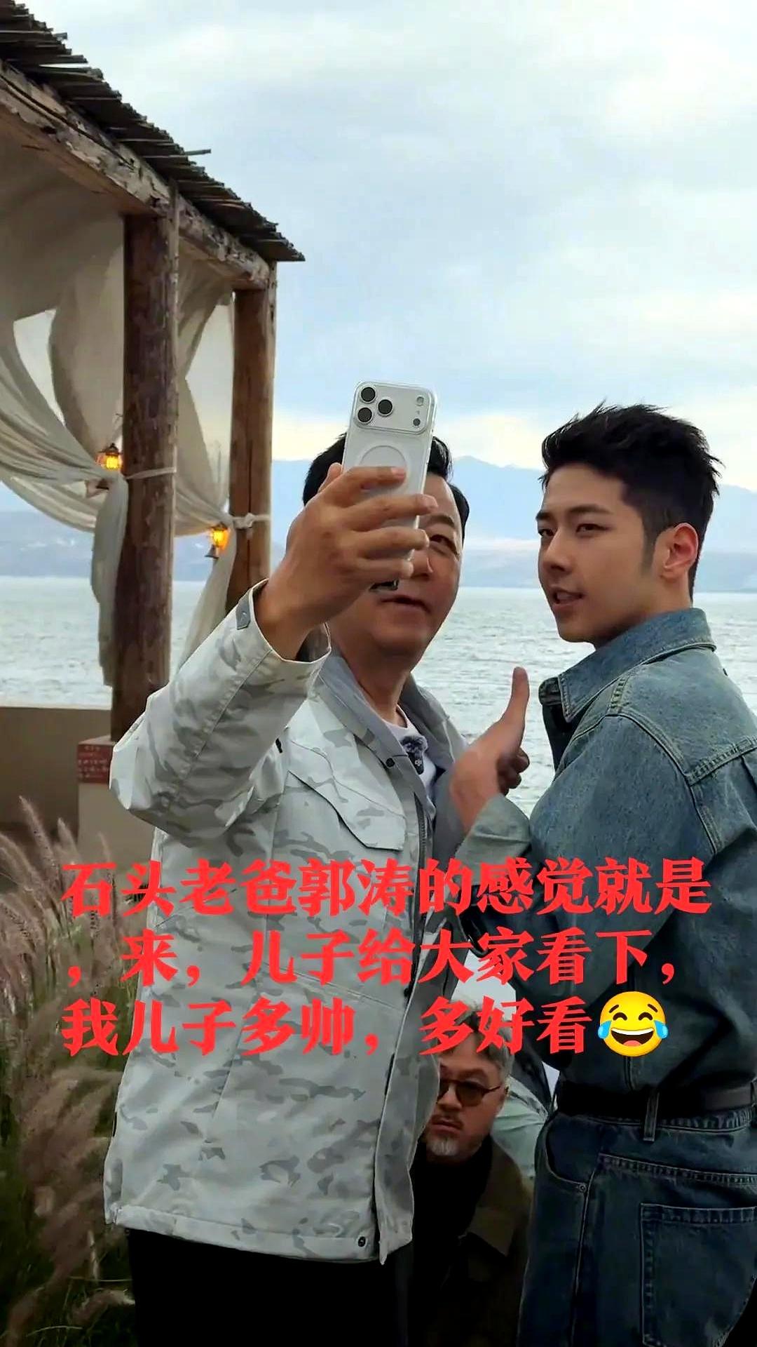 别说郭涛是在“晒娃”，这波更像是把儿子石头直接夸上天了。
网友一看也跟着炸了，原