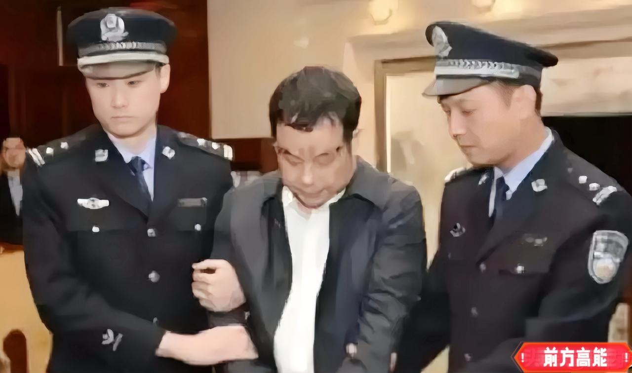 炸裂，

军队这次的反腐力度，那是真把桌子给掀了，

那一串名单念出来都得喘口气