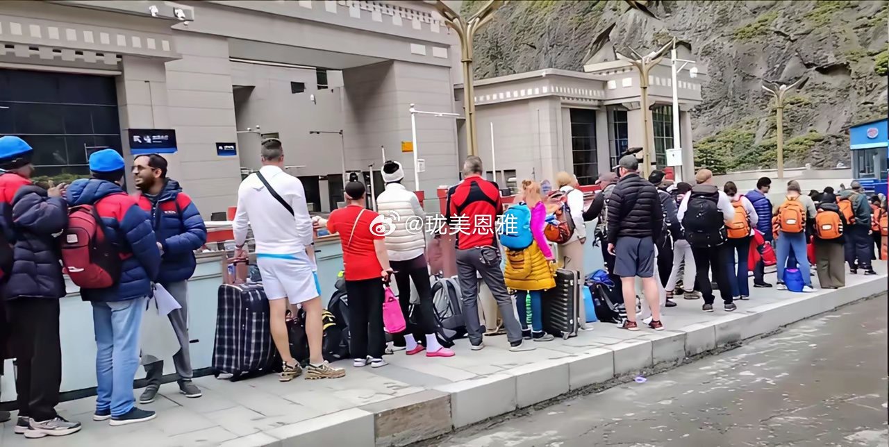 一大群印度人穿着厚厚的羽绒服在中国徒步口岸排长队进入关口结果确实壮观 