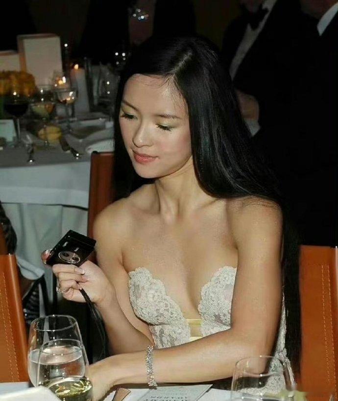 早年还很嫩的章子怡穿衣风格 ​​​