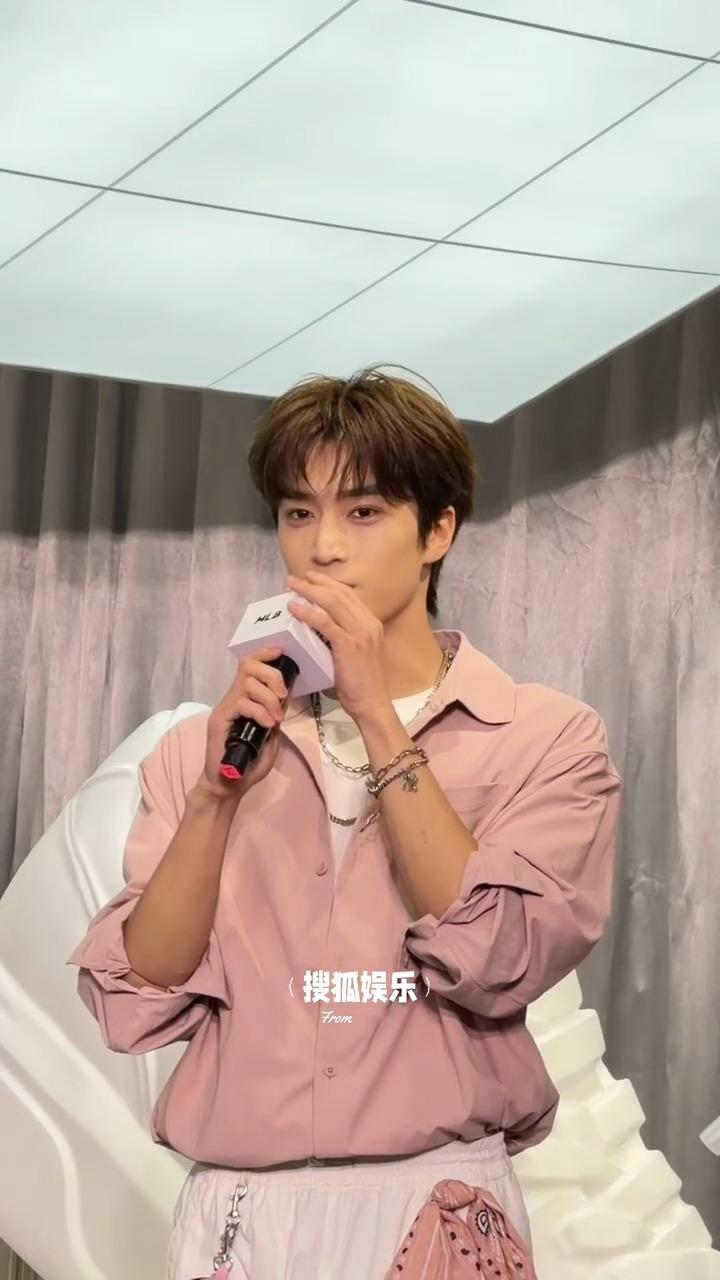 粉色如此娇嫩康乐今天完全学长！张康乐粉色衬衫造型