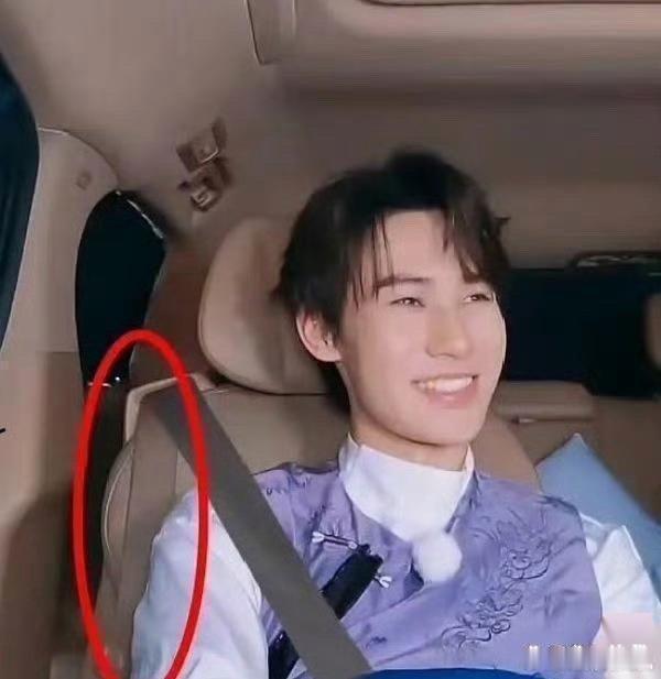 奔跑节目组这是糊弄人呢吧？这确定不是P的吗？[思考] ​​​
