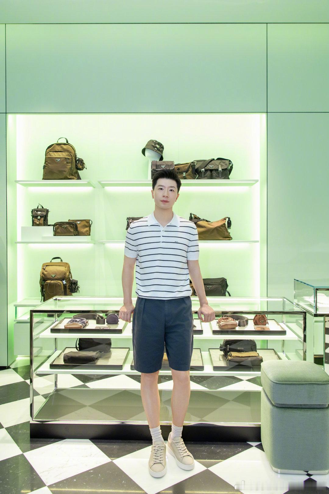 放慢步调，踏入Prada深圳湾万象城精品店 ，感受夏日时装格调。（