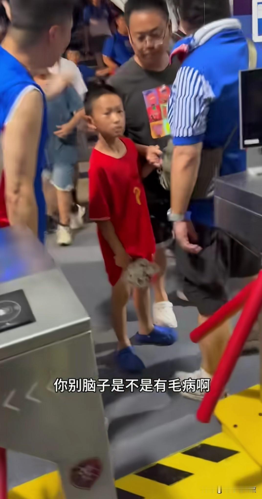 这些申花球迷只是各中超球队球迷现状的代表，输球便丧失理智，谁也不用笑话谁。泰山球