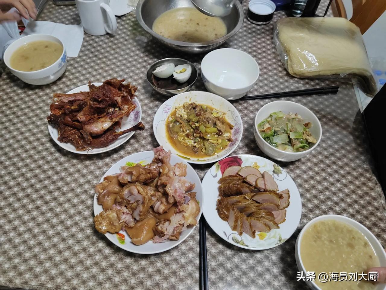 去给老妈送饭之前，老婆问我，今天下午咱们吃什么？我说，没吃过烧烤，吃烧烤去吧！也
