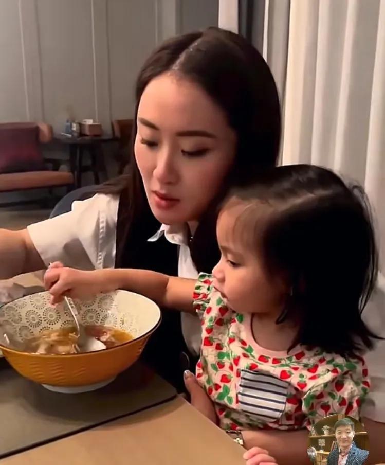 年轻的新总理，在家好妈妈。